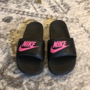 NIKE slip on